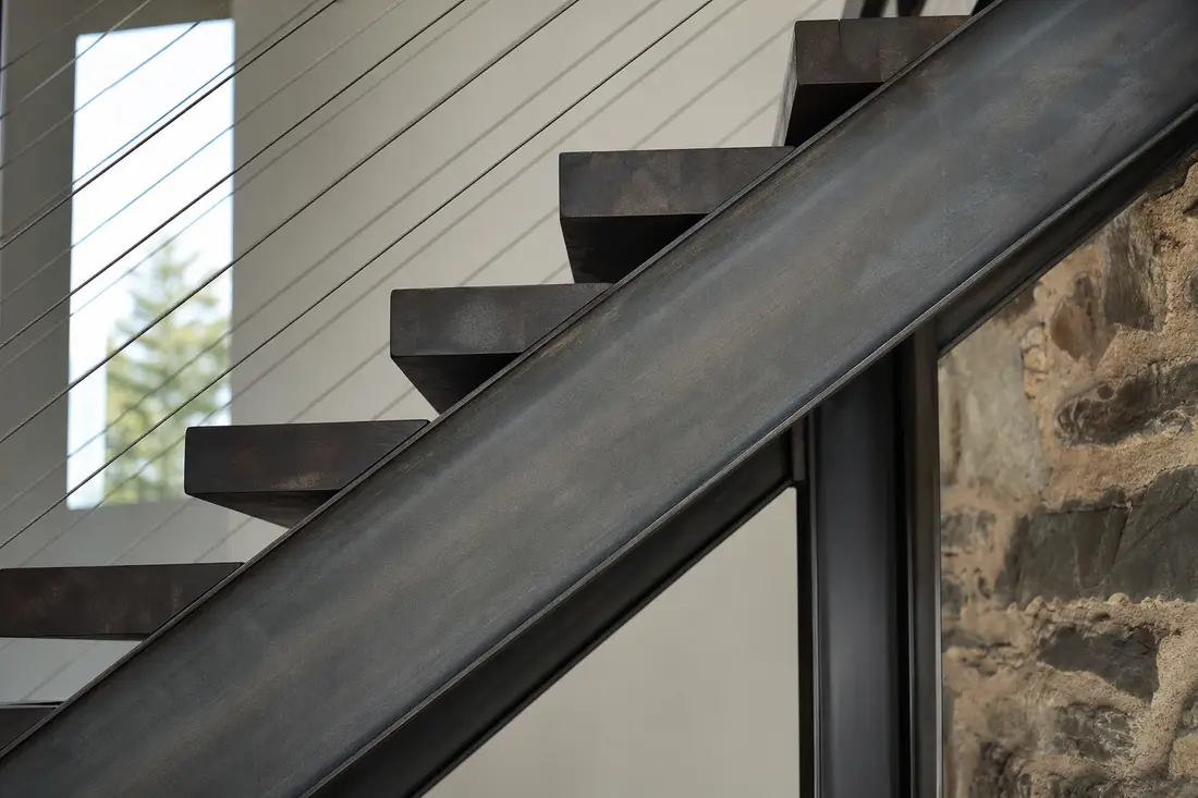 Exemple : escalier métallique sur mesure, illustration de limons et marches
